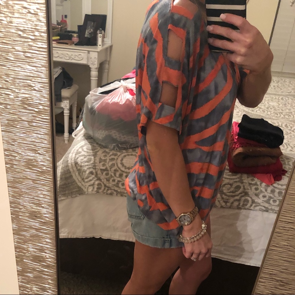 Super cute top with cute sleeves